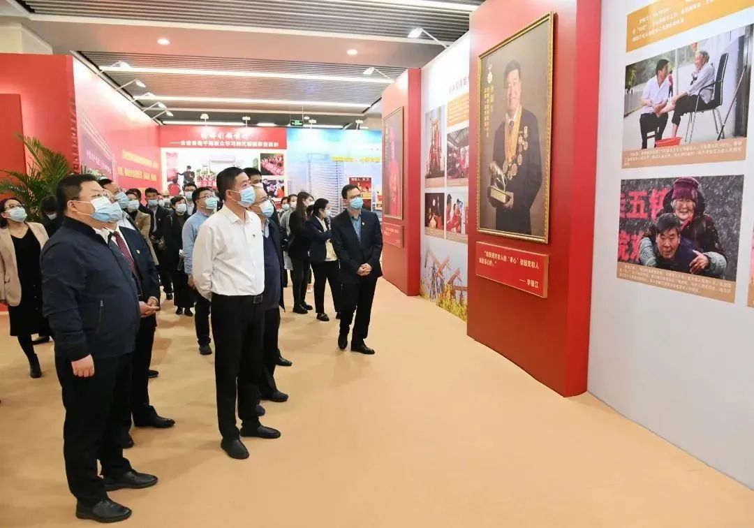 致敬奮斗者 奮進(jìn)新征程 蘇鹽集團(tuán)組織參觀“新時代江蘇重大先進(jìn)典型主題影像展” 致敬奮斗者 奮進(jìn)新征程 蘇鹽集團(tuán)組織參觀“新時代江蘇重大先進(jìn)典型主題影像展”