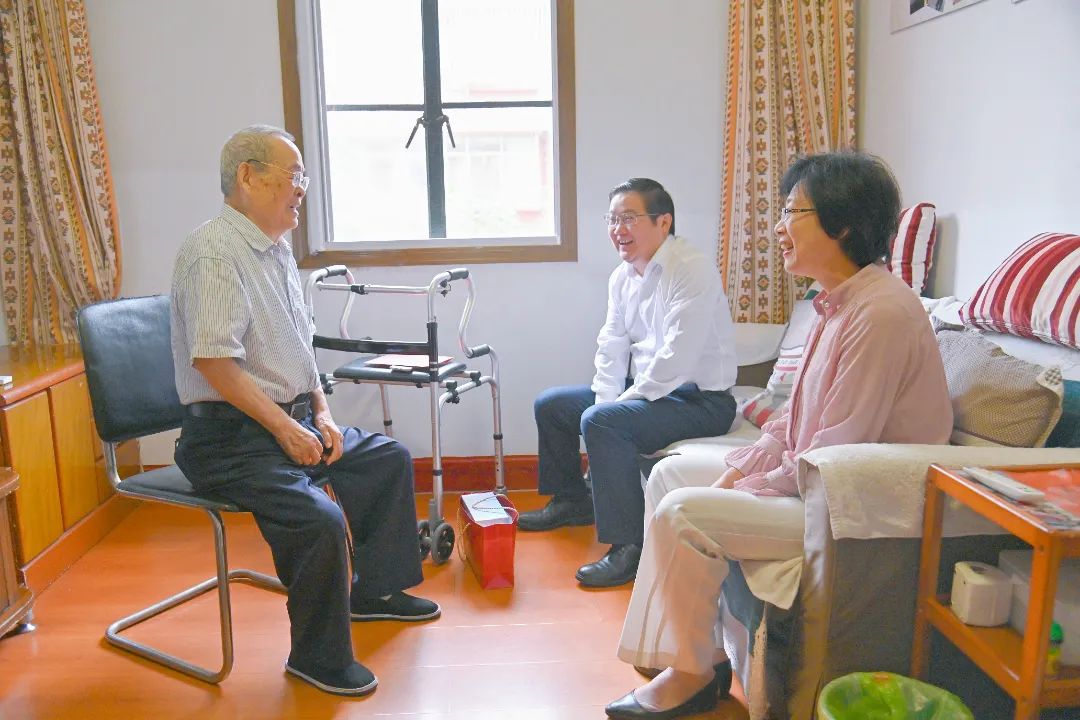 蘇鹽集團(tuán)黨委開展國慶前走訪慰問活動(dòng) 蘇鹽集團(tuán)黨委開展國慶前走訪慰問活動(dòng)